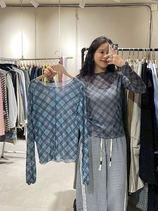 菱格紋造型木耳滾邊透膚長袖上衣 