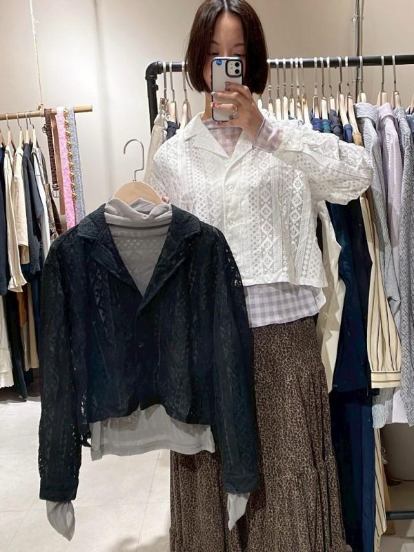 蕾絲簍空側開衩短板襯衫 