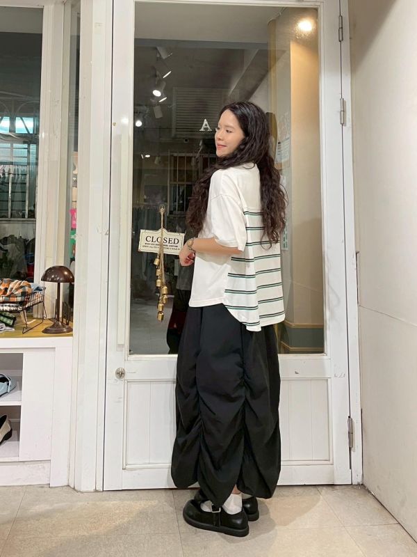 刺繡精緻女孩後拼接條紋前短後長落肩短袖上衣 