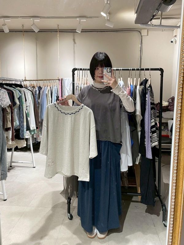 小房子刺繡設計圓領上衣 