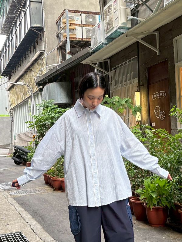 落肩排扣兩側立體滾邊條紋襯衫 
