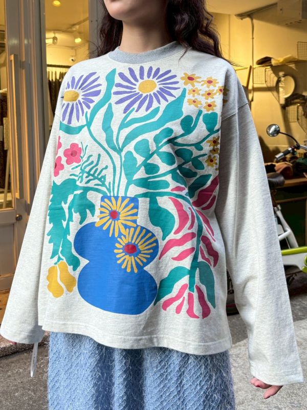 灰領飽和跳色塗鴉花束上衣 