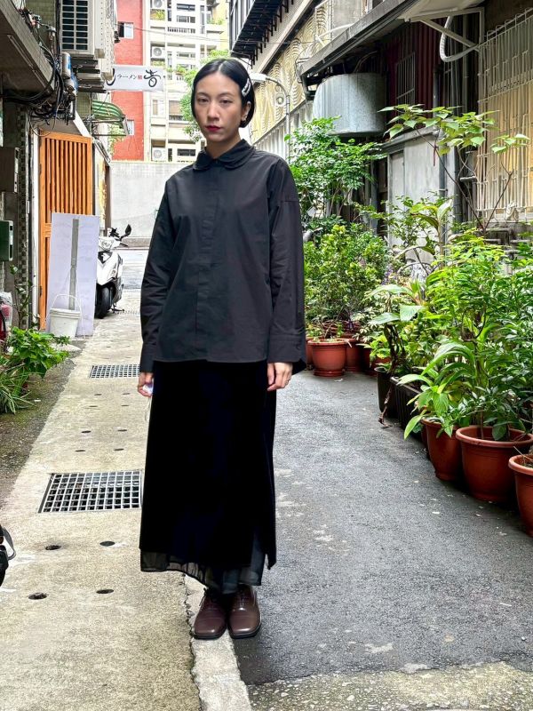 雙層圓翻領隱藏排釦素色襯衫 