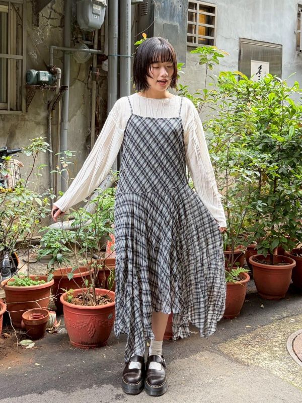 抓褶皺設計不規則下擺格紋細肩帶洋裝 