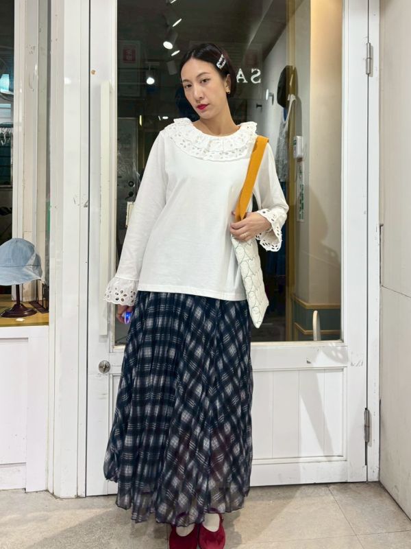 白色鏤空刺繡上層荷葉領喇叭袖上衣 