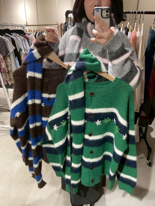 撞色條紋小花刺繡鈕扣毛衣&圍巾 