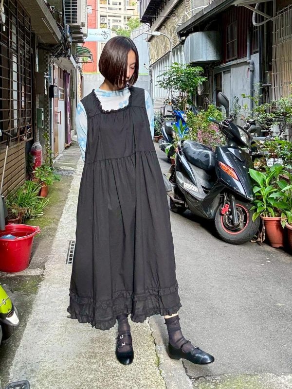 裙擺雙層木耳蕾絲滾邊領背心裙洋裝 