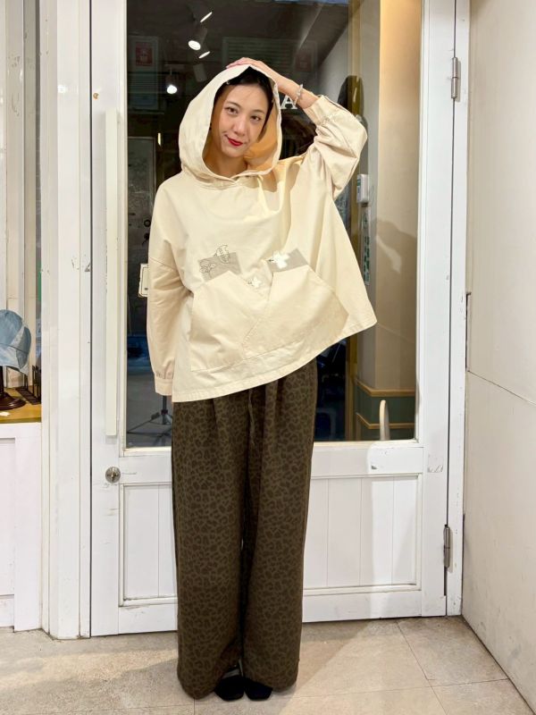 落肩不規則口袋飛鳥刺繡連帽上衣 