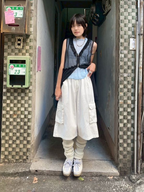 鬆緊腰設計半圓弧雙口袋白褲 