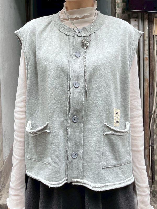 不收邊刺繡小標排扣背心 