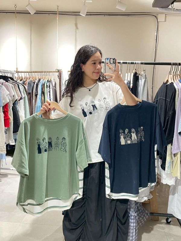 刺繡精緻女孩後拼接條紋前短後長落肩短袖上衣 