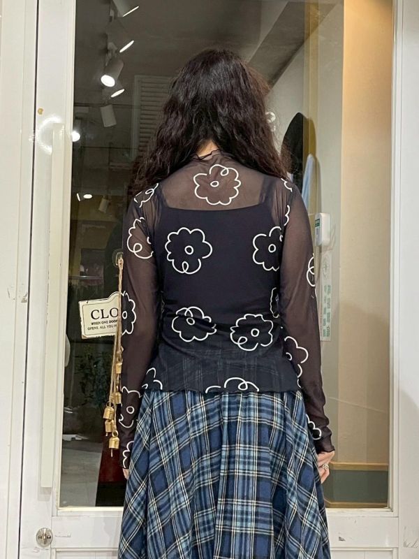 滿版插畫小花木耳捲邊透露上衣 