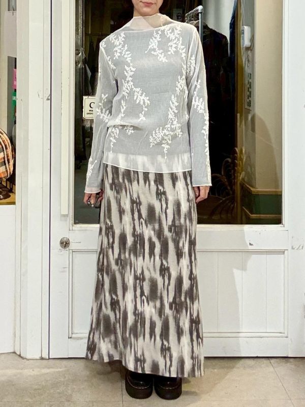 白色皺皺布刺繡花微高領透膚上衣 