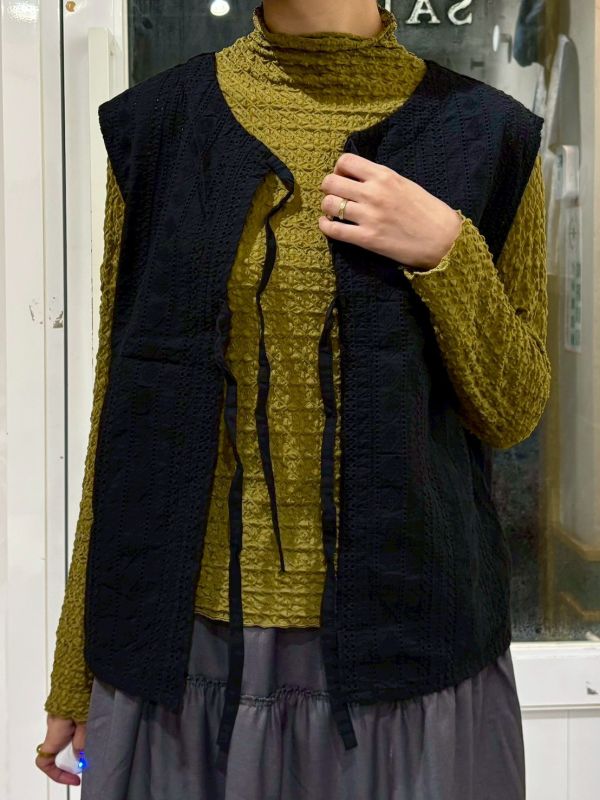 高領立體菱形泡泡布長袖上衣 