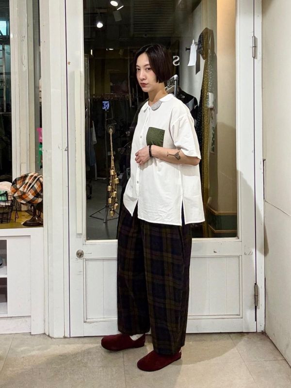 花瓣領貝殼釦襯衫 
