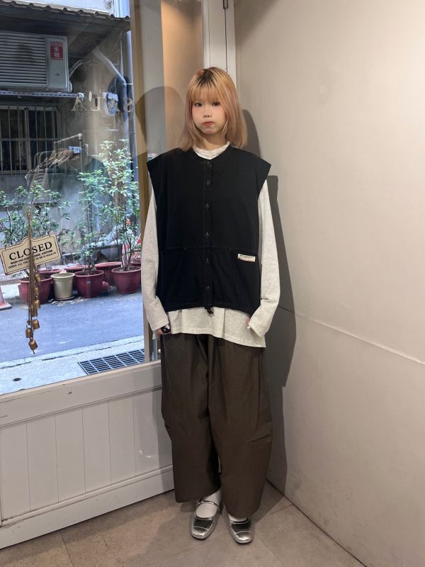 布標排扣牛仔背心 