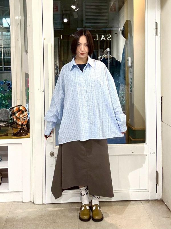 滿版花落肩寬版花形鈕扣襯衫 