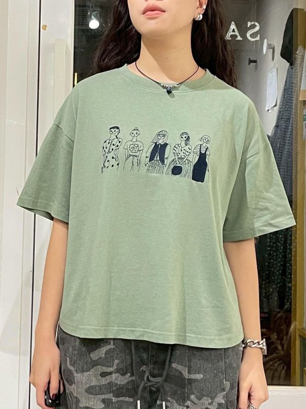 刺繡精緻女孩後拼接條紋前短後長落肩短袖上衣 