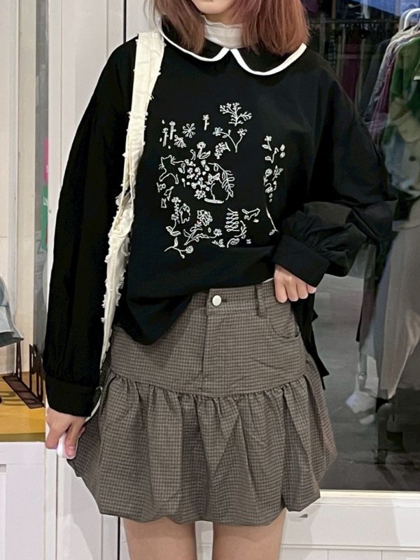 黑色翻領花草貓咪刺繡襯衫 