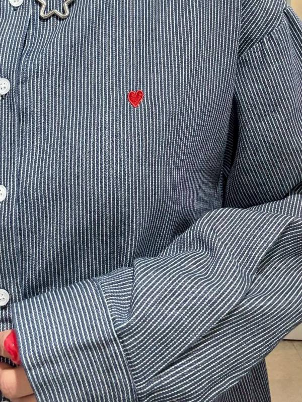 刺繡小愛心細條紋挺版牛仔襯衫 