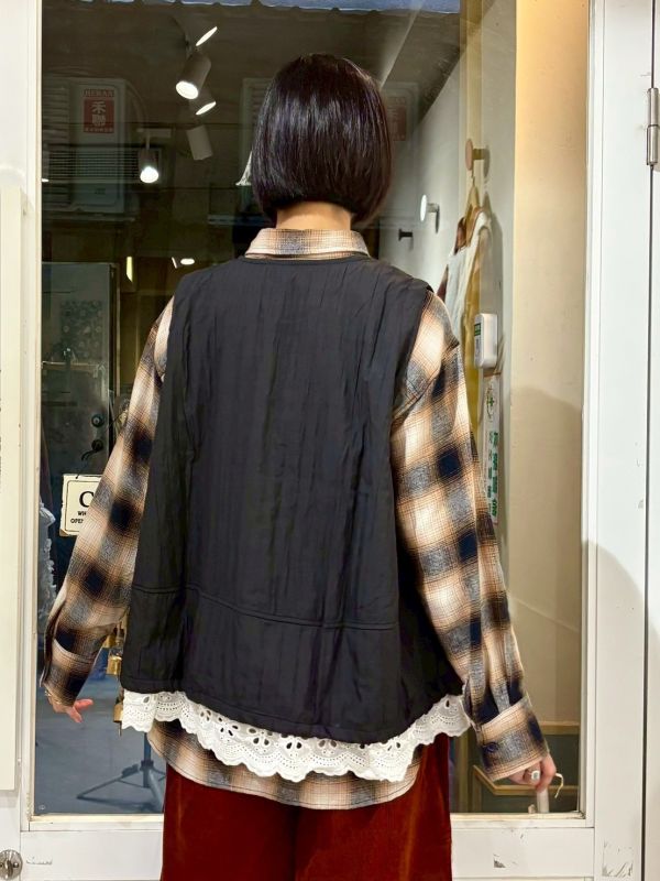 直條刷刷布下擺蕾絲拼接背心 