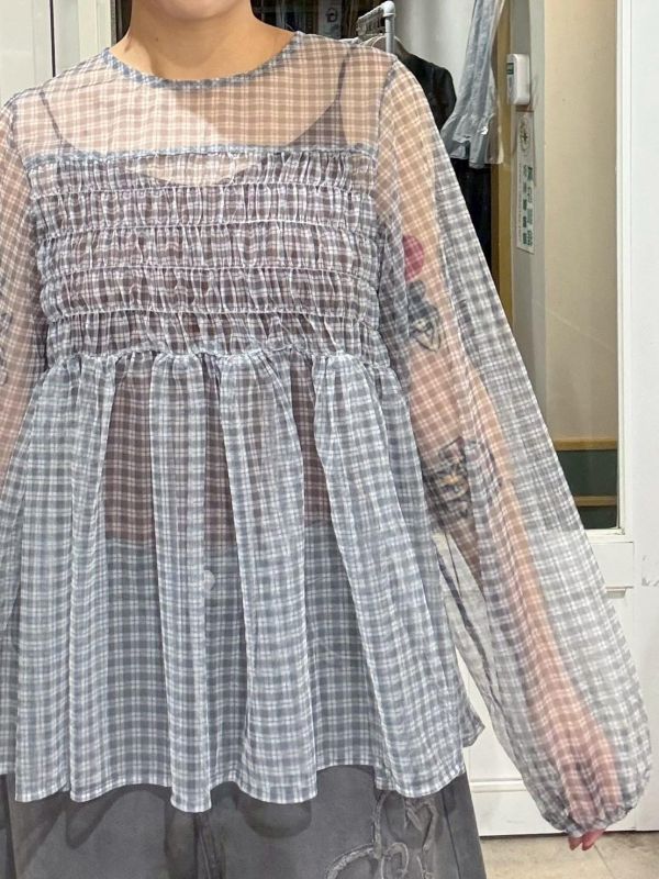 格子胸前彈性抓皺傘狀透膚上衣 