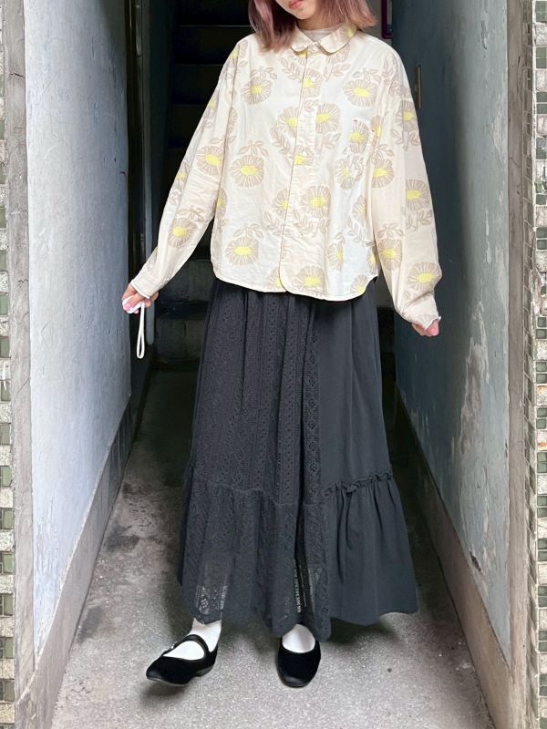 米色滿版立體花朵襯衫 