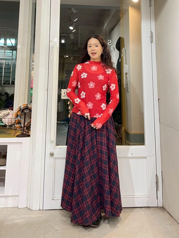 滿版撞色花朵透膚木耳捲邊上衣 