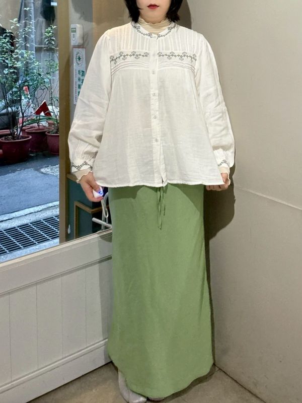 胸前打折刺繡泡泡袖縮口襯衫 