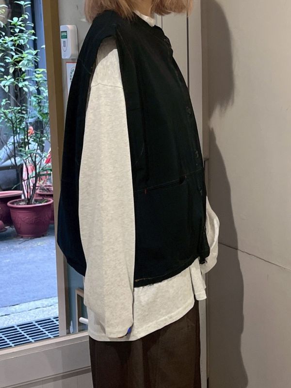 布標排扣牛仔背心 