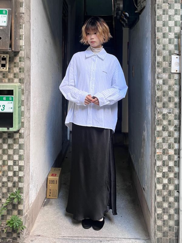 前短後長直條紋字母刺繡長袖襯衫 