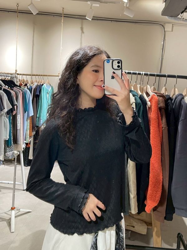 雙層木耳滾邊蝴蝶結菱格壓紋微透膚長袖上衣 