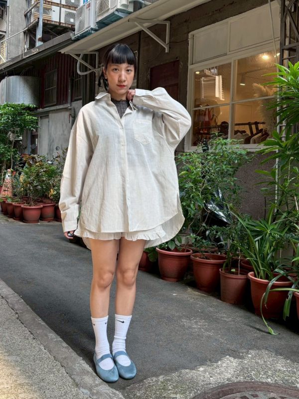棉麻涼感寬版側圓弧開衩襯衫+抽繩下擺荷葉滾邊短褲 