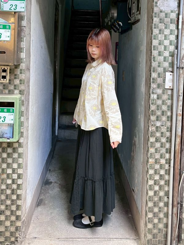 米色滿版立體花朵襯衫 