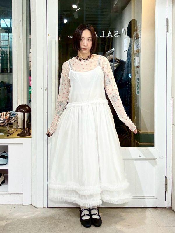 白色光澤感吊帶背心紗裙洋裝 