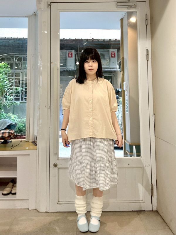 泡泡袖抓皺刺繡襯衫 