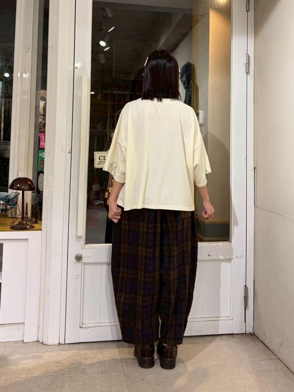 撞色縫線小花落肩上衣 