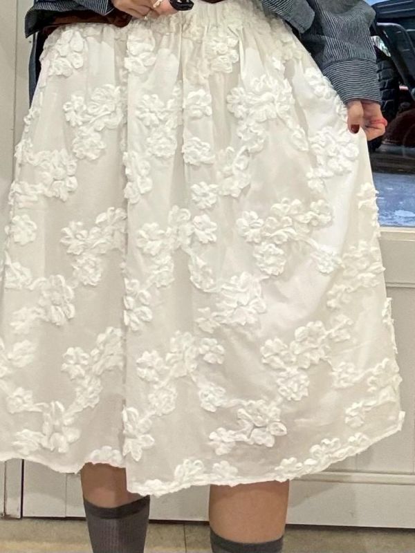 白色滿版立體花及膝裙 