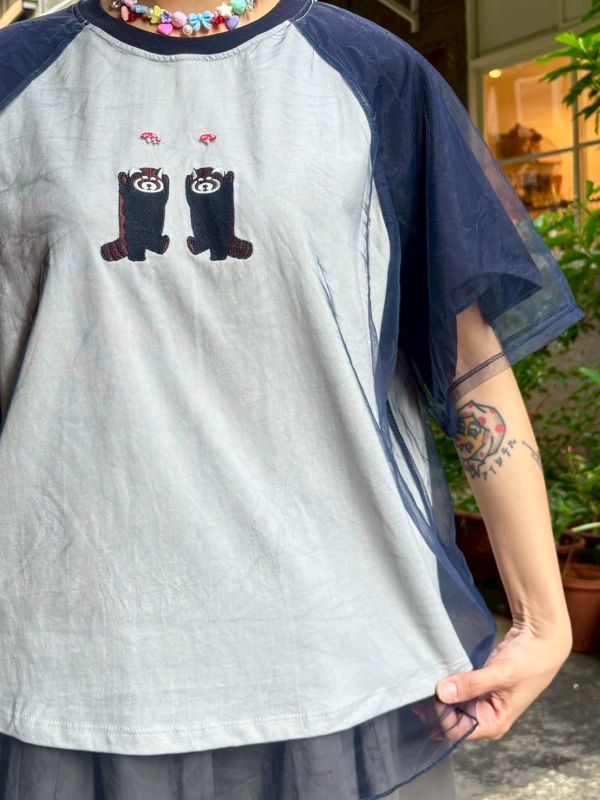 棒球接袖刺繡浣熊菇菇外層紗短Tee 