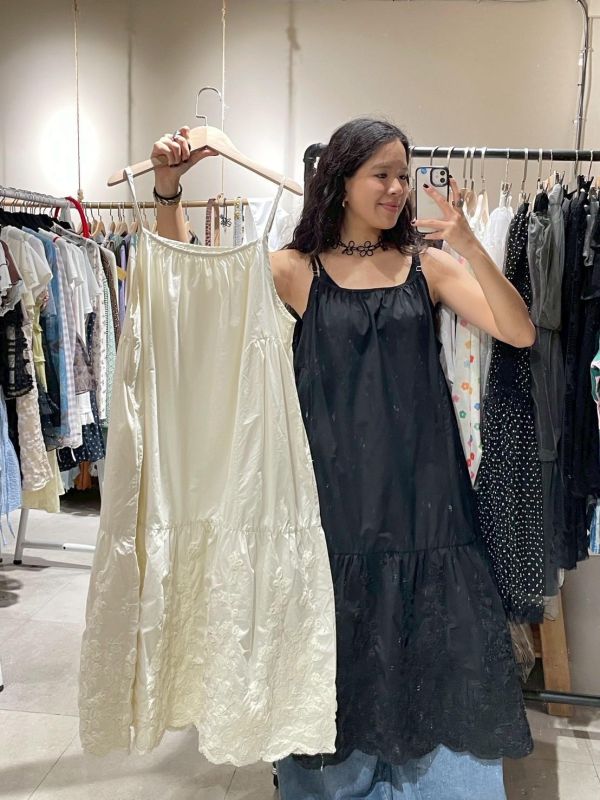 可調節細肩圓弧切線雙口袋立體紗花朵波浪下擺洋裝 