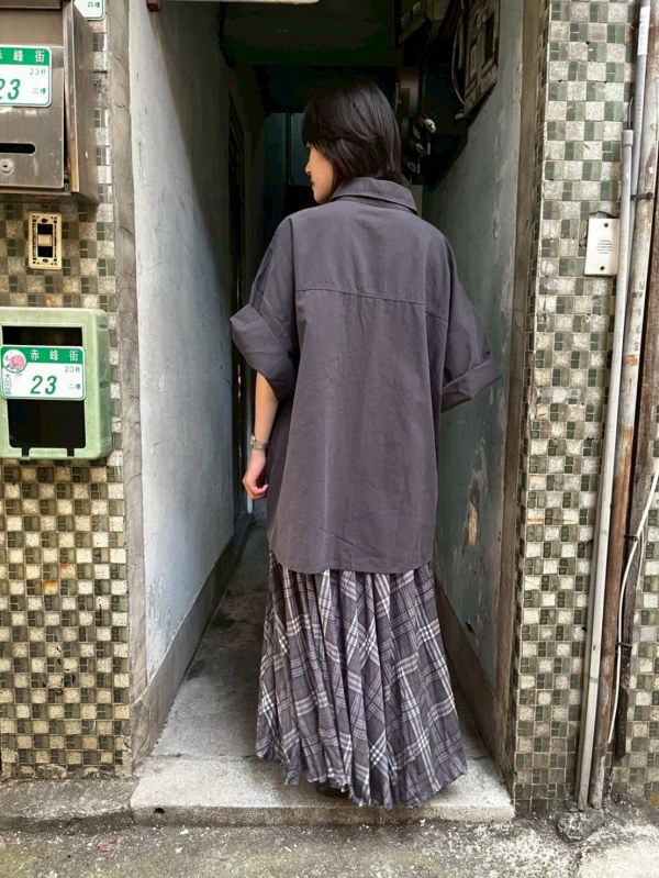 男友風寬鬆落肩雙側口袋挺布厚磅鐵灰短袖襯衫 