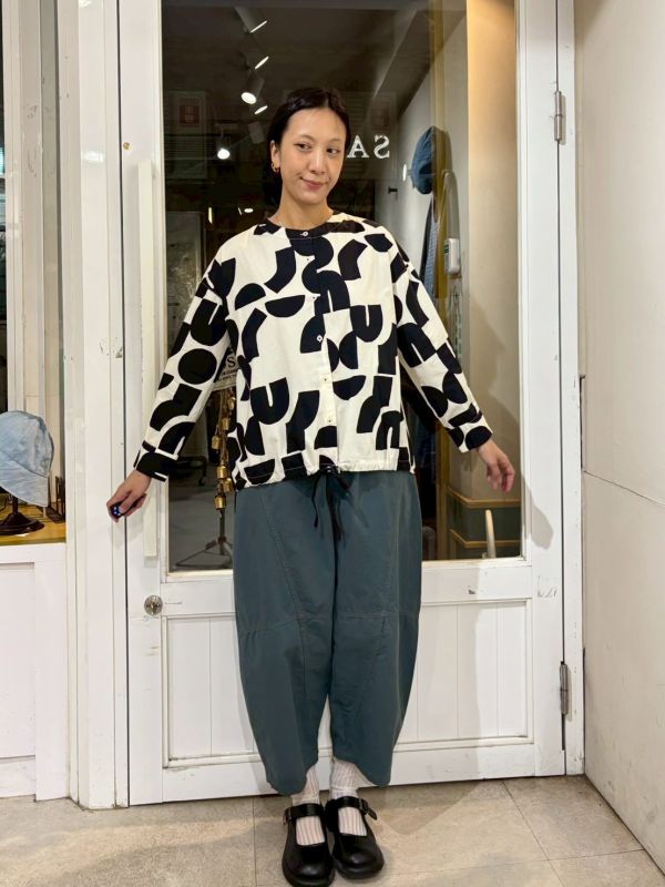 黑色滿版粗體色塊圓領下擺抽繩襯衫 