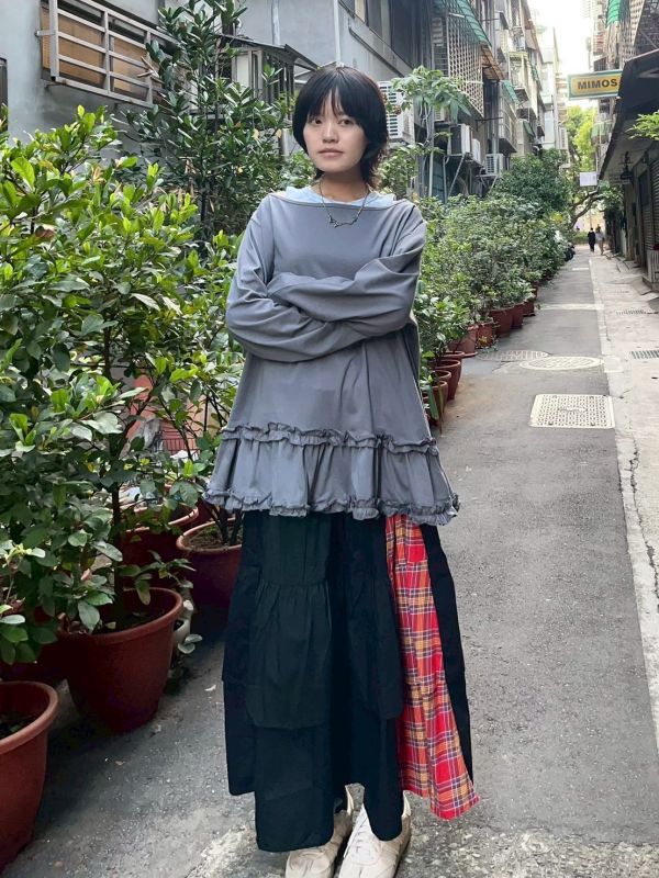 不對稱肩木耳捲邊長袖上衣 