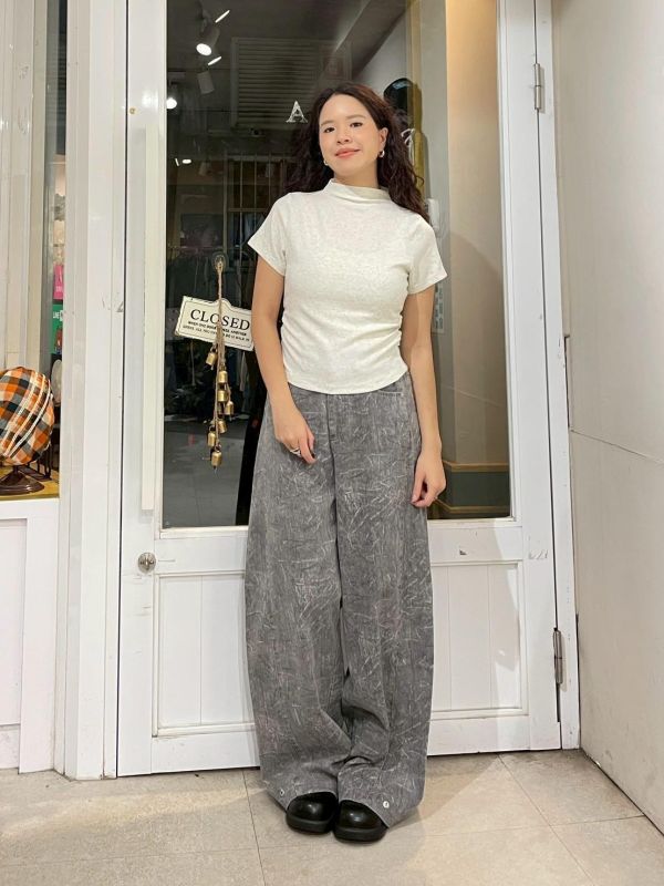 簡約素色微高領側抓皺合身短袖上衣 