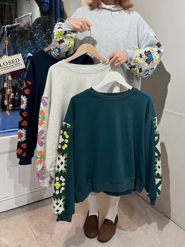 拼接刺繡小花園袖圓領上衣 