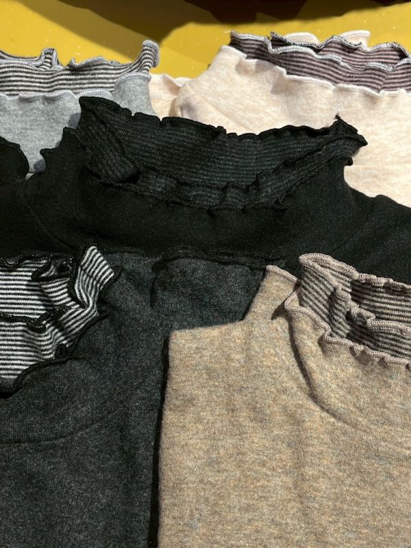 假兩件橫紋領木耳滾邊上衣 