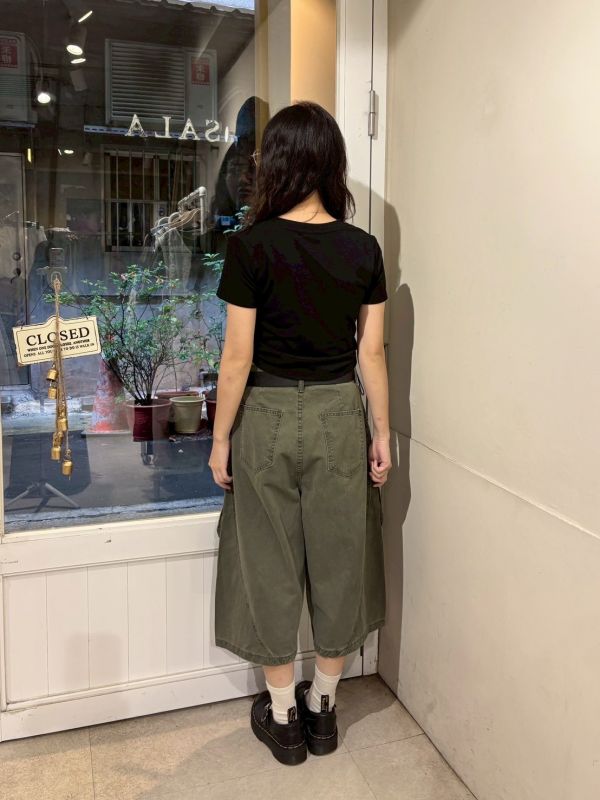 流蘇軍綠工裝感斜口袋八分褲 