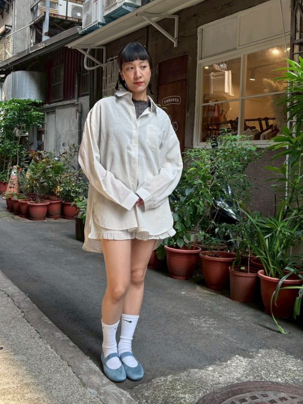 棉麻涼感寬版側圓弧開衩襯衫+抽繩下擺荷葉滾邊短褲 