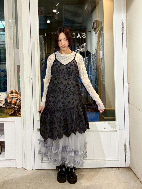 黑色滿版刺繡花下擺斜拼接花瓣邊吊帶背心 