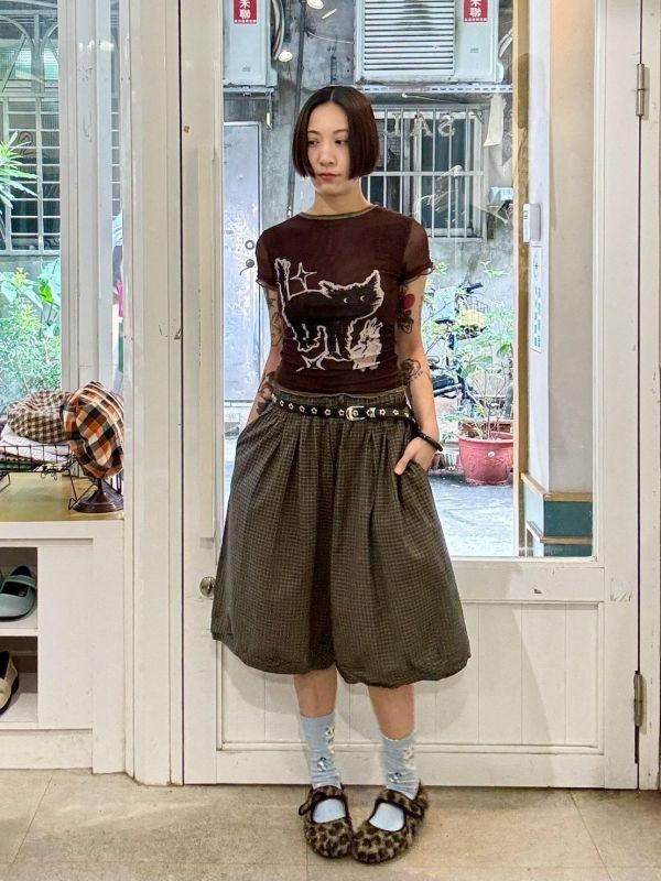 閃亮黑貓拼接綠滾邊紗質上衣 